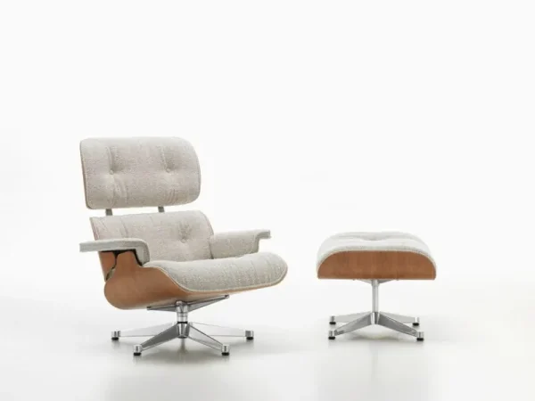 Vitra Sitzgelegenheiten-Eames Lounge Chair, neue Größe, amer. Kirsche - Nubia Creme/Sand