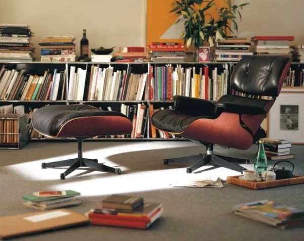 &Tradition Sitzgelegenheiten-Vitra Eames Lounge Ottomane, amerikanische Kirsche – schwarzes Leder