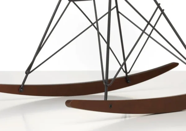 HAY Sitzgelegenheiten-Vitra Eames RAR Schaukelstuhl, Weiß - dunkel - dunkler Ahorn