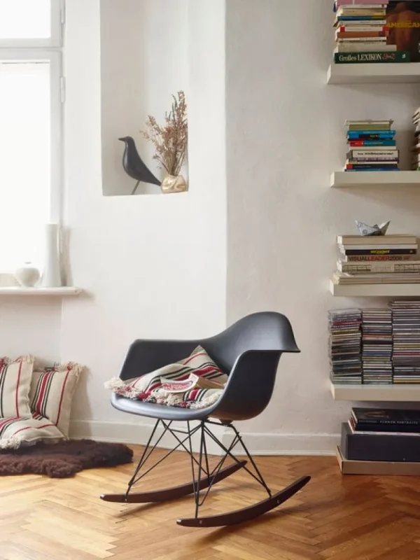 HAY Sitzgelegenheiten-Vitra Eames RAR Schaukelstuhl, Weiß - dunkel - dunkler Ahorn