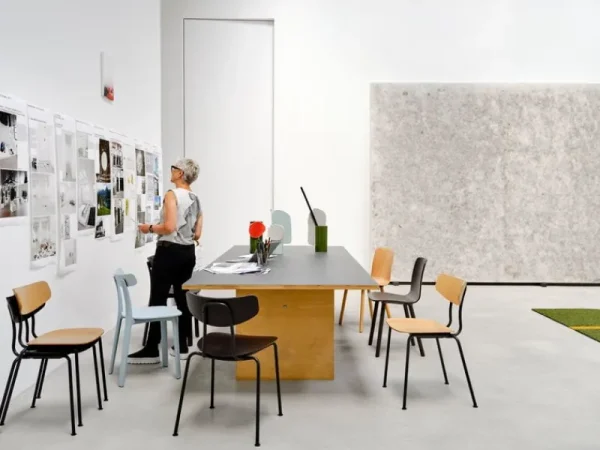 FDB Mu00f8bler Sitzgelegenheiten-Vitra Moca Stuhl, Eiche dunkel gebeizt – Basic Dark
