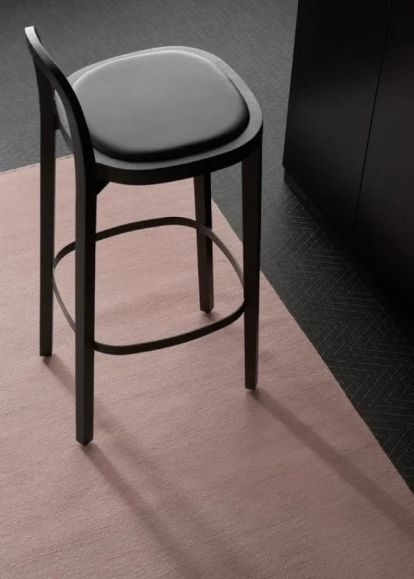 Vitra Sitzgelegenheiten-Woodnotes Barhocker Siro+, 65 cm, schwarz – schwarzes Leder