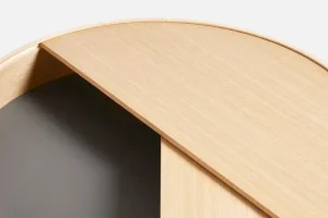 Viccarbe Tische-Woud Arc Couchtisch, 89 cm, Eiche weiß pigmentiert