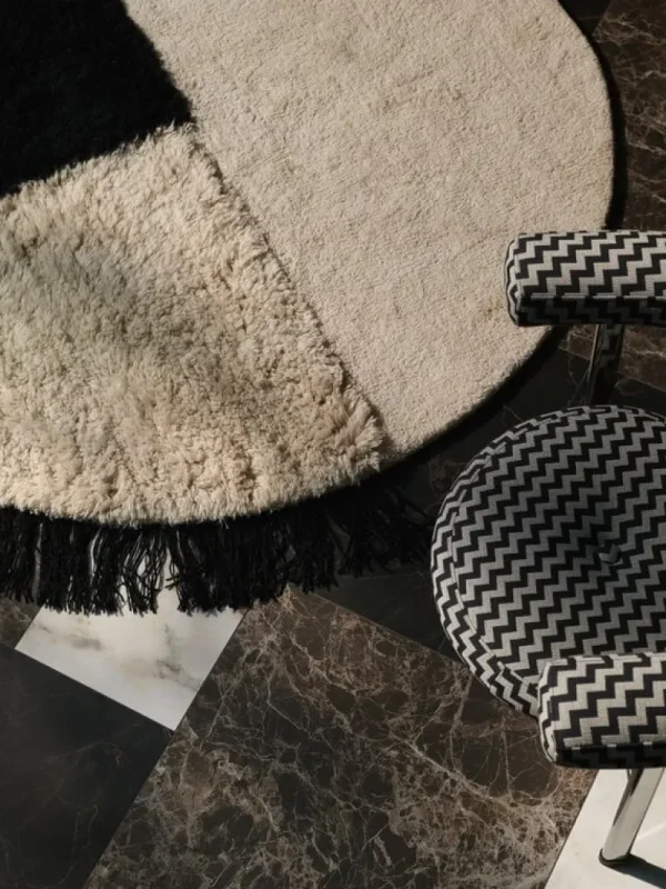 Woven Works Teppiche Und Läufer^Arc Teppich, Schwarz und Weiß