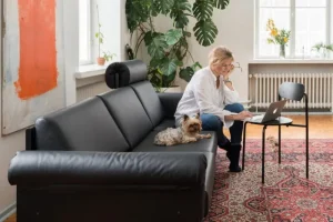 Yrju00f6 Kukkapuro Sofas Und Liegen-Yrjö Kukkapuro Ateljee 3-Sitzer-Sofa, Schwarz - cognacbraunes Leder